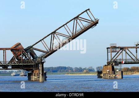 Aperto a bilico ferroviaria ponte sul fiume Ems, Weener, Bassa Sassonia, Germania Foto Stock