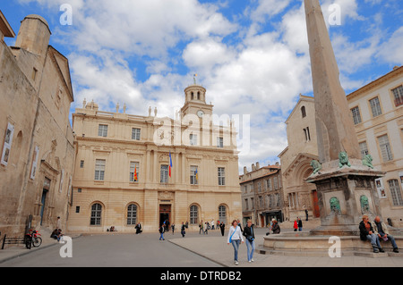 Obelisco, il municipio e la cattedrale di Saint Trophime, Place de la Republique, Arles, Bouches-du-Rhone, Provence-Alpes-Côte d'Azur Foto Stock