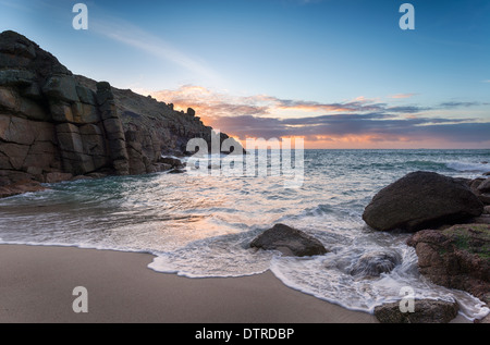 Sunrise a Porthgwarra Cove sulla Lands End penisola in Cornovaglia Foto Stock