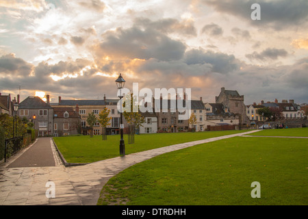 Sunset impostato sulla Cattedrale di Wells case Foto Stock