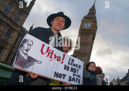 Londra, Regno Unito. 23 feb 2014. Centinaia di ucraini formata una catena umana sul Westminster Bridge per celebrare il distacco dal potere del regime Yanukovych, e a piangere i punteggi uccisi durante la rivolta di Kiev nella settimana precedente. Credito: Paolo Davey/Alamy Live News Foto Stock