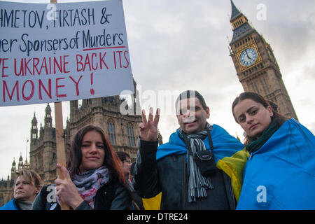 Londra, Regno Unito. 23 feb 2014. Centinaia di ucraini formata una catena umana sul Westminster Bridge per celebrare il distacco dal potere del regime Yanukovych, e a piangere i punteggi uccisi durante la rivolta di Kiev nella settimana precedente. Credito: Paolo Davey/Alamy Live News Foto Stock