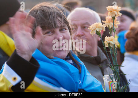 Londra, Regno Unito. 23 feb 2014. Centinaia di ucraini formata una catena umana sul Westminster Bridge per celebrare il distacco dal potere del regime Yanukovych, e a piangere i punteggi uccisi durante la rivolta di Kiev nella settimana precedente. Credito: Paolo Davey/Alamy Live News Foto Stock