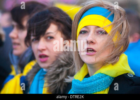 Londra, Regno Unito. 23 feb 2014. Centinaia di ucraini formata una catena umana sul Westminster Bridge per celebrare il distacco dal potere del regime Yanukovych, e a piangere i punteggi uccisi durante la rivolta di Kiev nella settimana precedente. Credito: Paolo Davey/Alamy Live News Foto Stock