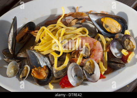 Un italiano tradizionale piatto di mare: linguine allo scoglio Foto Stock