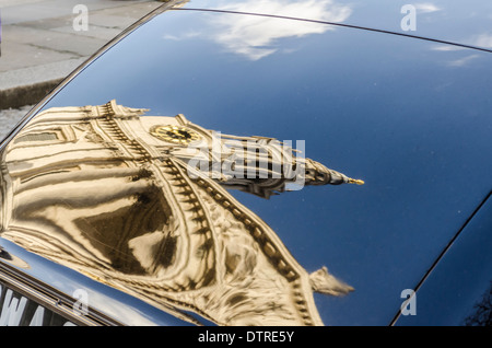 La Cattedrale di St Paul e riflessione in una Rolls Royce Silver Dawn Foto Stock