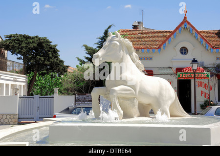 Statua di cavalli Camargue a fontana, Les Saintes-Maries-de-la-Mer, Camargue, Bouches-du-Rhone, Provence-Alpes-Côte d'Azur Foto Stock