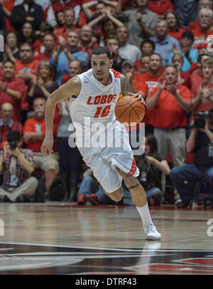 Feb 22, 2014: New Mexico Lobos guard Kendall Williams #10 in azione durante la seconda metà del NCAA pallacanestro tra San Diego State Aztechi e Università New Mexico Lobos in corrispondenza della fossa in Albuquerque, Nuovo Messico. Lobos sconfitto gli Aztechi 58 - 44. Immagine di credito © Lou Novick/Cal Sport Media Foto Stock