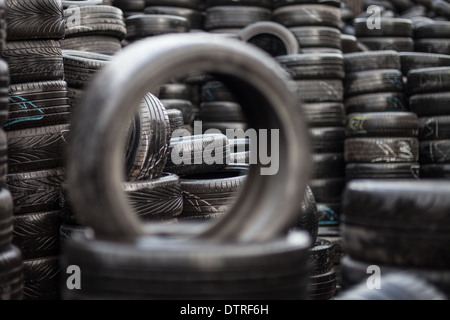 Pila di pneumatici per auto in un centro di distribuzione Foto Stock