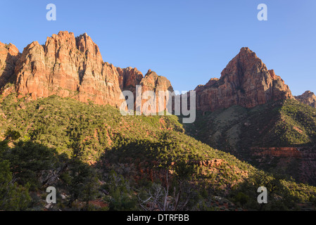 Il tramonto dalla sentinella trail, Parco Nazionale Zion, Utah, Stati Uniti d'America Foto Stock