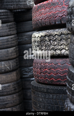 Pila di pneumatici per auto in un centro di distribuzione Foto Stock