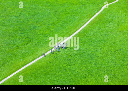 Sentiero a piedi nel campo verde. Inquadratura orizzontale Foto Stock