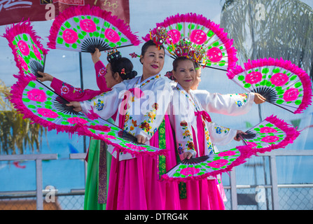 Coreano ballerini folk eseguire presso il Capodanno cinese che si terrà a Las Vegas Foto Stock