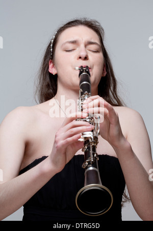 Ritratto di giovane donna musicista giocando Clarinetto Foto Stock