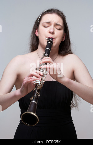 Ritratto di giovane donna musicista giocando Clarinetto Foto Stock