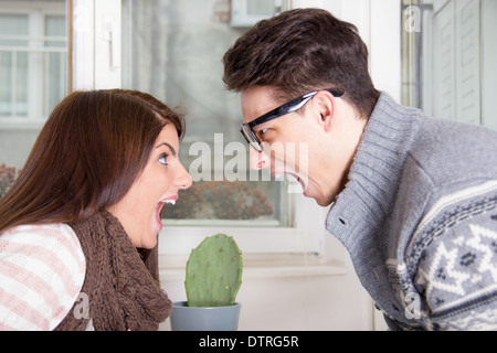 Arrabbiato giovane a urlare contro ogni altra gridando faccia a faccia Foto Stock