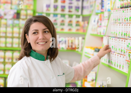 Femmina giovane farmacista in una farmacia Foto Stock