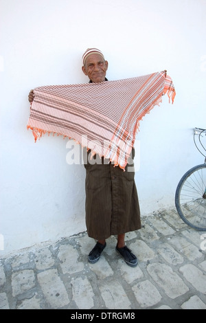 Kairouan,Tunisia - Settembre 16th, 2012 : Un vecchio uomo musulmano vendendo sciarpe in strada di Kairouan, Tunisia. Foto Stock