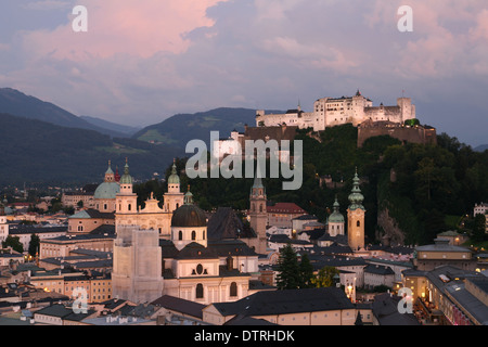 Panoramica sulla città di Salisburgo e il suo castello al tramonto, Austria. Foto Stock