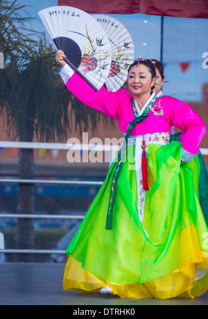 Coreano ballerini folk eseguire presso il Capodanno cinese che si terrà a Las Vegas Foto Stock