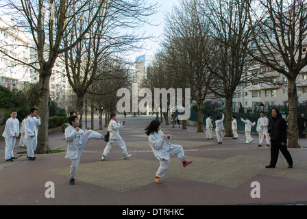 Parigi, Francia., gruppo bambini, in classe, pratica sportiva, corso di karate all'esterno con istruttore, strada cinese, giovane ragazza francese, ragazzi e ragazze sport all'aperto, fitness, immigrazione Foto Stock