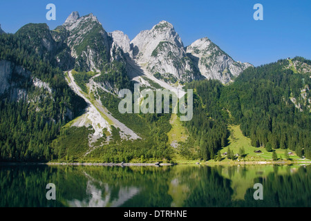 Le montagne al confine con il lago Gosausee nella regione del Salzkammergut, Austria. Foto Stock
