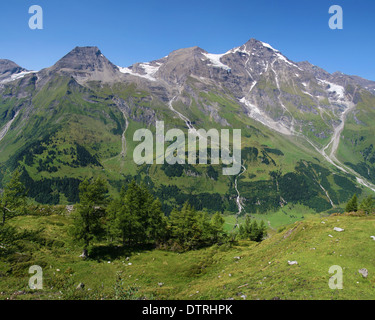 Picchi di Hohe Dock e Grosses Wiesbachhorn dalla Strada alpina del Grossglockner in Hohe Tauern range, Austria. Foto Stock