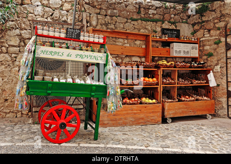 Stand di vendita con erbe di Provenza e frutti, Saint-Paul de Vence, alpi marittime, provenza alpi costa azzurra, francia Foto Stock