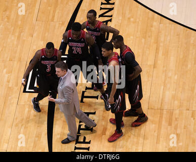 Cincinnati, OH, Stati Uniti d'America. Il 22 febbraio, 2014. Louisville Cardinali head coach Rick Pitino colloqui con il suo team durante una sosta in gioco durante un NCAA pallacanestro tra i cardinali di Louisville e Cincinnati Bearcats al quinto terzo Arena. Il Louisville Cardinali sconfitto i Cincinnati Bearcats 58-57. © csm/Alamy Live News Foto Stock