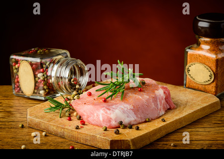 Ancora in vita con carne di maiale cruda bistecca e spezie Foto Stock