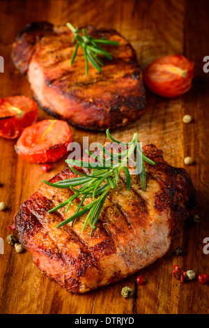 Ancora in vita con fatti in casa a base di carne alla brace bistecca e rosmarino Foto Stock