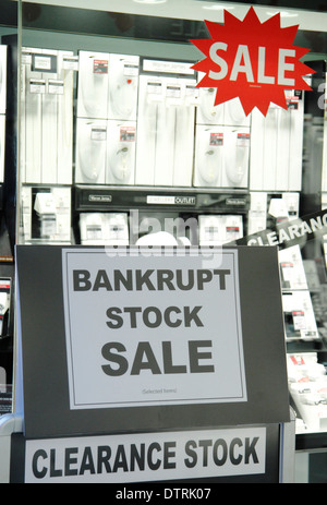 In bancarotta magazzino di vendita e liquidazione magazzino di vendita annuncio nella finestra di un gioiellerie in Inghilterra, Regno Unito Foto Stock
