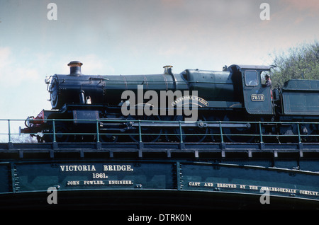 Locomotiva a vapore Erlestoke Manor attraversando il ponte Victoria in Severn Valley Railway Regno Unito Foto Stock