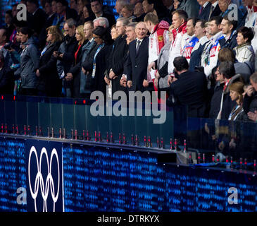 Sochi, Russia. 23 feb 2014. Il presidente russo Vladimir Putin, sinistra, colloqui a Alexander Zubkov, medaglia d'oro nei due-uomo e quattro uomo bob per la Russia, durante la cerimonia di chiusura al Fisht Olympic Stadium durante la Sochi 2014 Olimpiadi invernali a Sochi, Russia. Credito: Paolo Kitagaki Jr./ZUMAPRESS.com/Alamy Live News Foto Stock