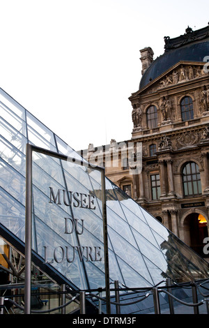 Parigi - dettaglio della piramide del Louvre vicino all'ingresso principale Foto Stock