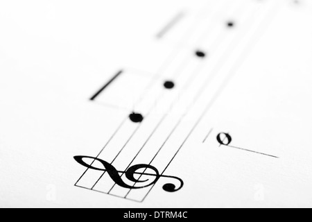 Dettaglio di un foglio di musica con la G clef Foto Stock