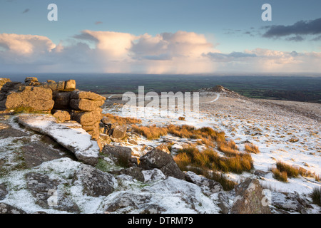 Una leggera spolverata di neve sul Belstone tor a sunrise parco nazionale di Dartmoor Devon UK Foto Stock