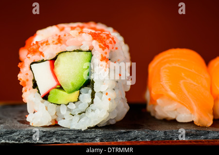 Primo piano particolare di nigiri sushi e california rotoli Foto Stock