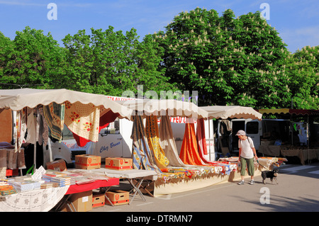 Pressione di stallo di mercato con i vestiti, Sault, Vaucluse, Provence-Alpes-Côte d'Azur, in Francia meridionale Foto Stock