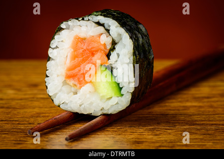 Futomaki sushi roll su bacchette Foto Stock