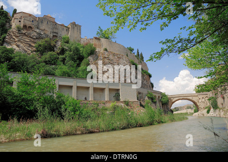 Ponte romano sul fiume Ouveze e la vecchia parte di Vaison-la-Romaine, Vaucluse, Provence-Alpes-Côte d'Azur, in Francia meridionale Foto Stock