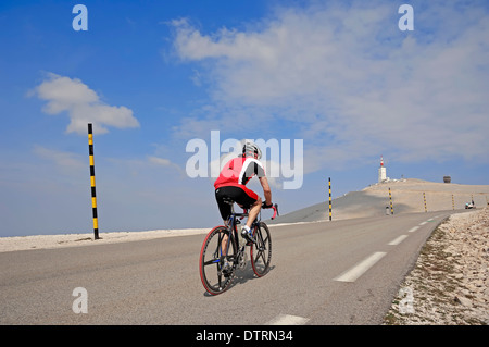 Racing ciclista su strada per la vetta del Mont Ventoux, Vaucluse, Provence-Alpes-Côte d'Azur, in Francia meridionale Foto Stock