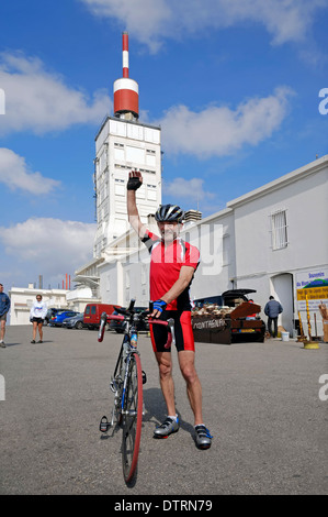 Racing ciclista e la torre della stazione meteo sulla vetta del Mont Ventoux, Vaucluse, Provence-Alpes-Côte d'Azur, in Francia Foto Stock