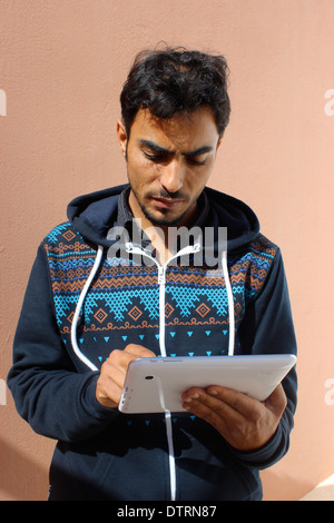 Giovane uomo con la compressa Foto Stock