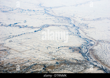Dendritic River dressing pattern in prateria paesaggio, vista aerea del fiume Red Deer coperto di neve e affluenti, Drumheller, Alberta, Canada Foto Stock
