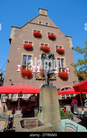 Il ristorante 'Grosser Kiepenkerl' e Kiepenkerl memorial presso Spiekerhof, Munster, Munsterland, Nord Reno-Westfalia, Germania Foto Stock