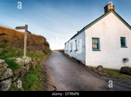 Porthgwarra un minuscolo villaggio costiero sulle terre fine penisola vicino a Penzance in Cornovaglia Foto Stock