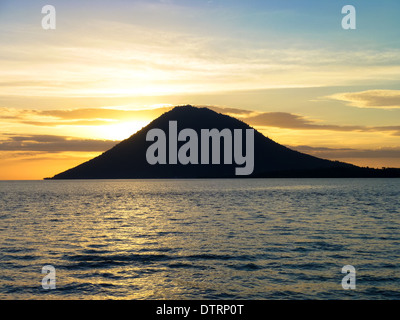 Silhouette del vulcano Manado Tua a Sulawesi in Indonesia Foto Stock