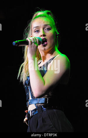 Houston, Texas, Stati Uniti d'America. 19 feb 2014. Perrie Edwards della band poco Mix, dalla televisione mostra il fattore X, sono state la seconda fascia di apertura per la Demi Lovato luci al neon tour presso il Toyota Center il 19 febbraio 2014 in Houston Texas - USA © Manuel Nauta/NurPhoto/ZUMAPRESS.com/Alamy Live News Foto Stock