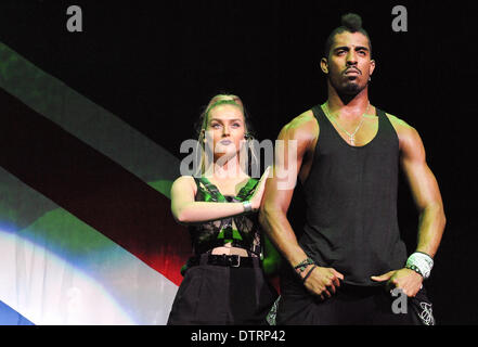 Houston, Texas, Stati Uniti d'America. 19 feb 2014. Perrie Edwards della band poco Mix, dalla televisione mostra il fattore X, sono state la seconda fascia di apertura per la Demi Lovato luci al neon tour presso il Toyota Center il 19 febbraio 2014 in Houston Texas - USA © Manuel Nauta/NurPhoto/ZUMAPRESS.com/Alamy Live News Foto Stock